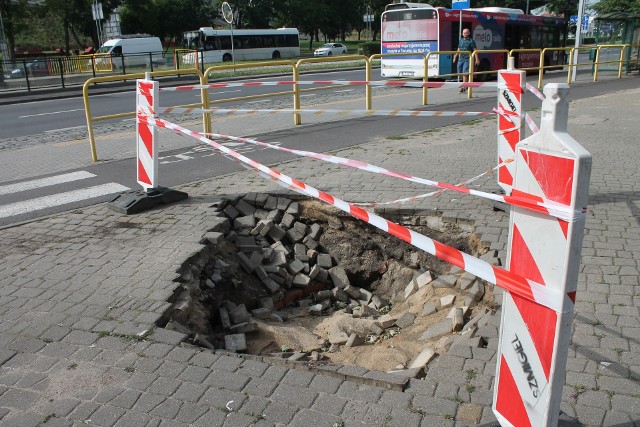 Krater przed Cinema City szybko się powiększa. Na dnie widać cegły, ale nie są to pozostałości średniowiecznego szpitala dla trędowatych