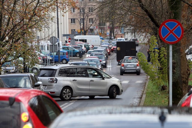 Choć o zamknięciu cmentarzy w dniu Wszystkich Świętych spekulowano już od dawna, to nie da się ukryć, że ostateczna decyzja podana w piątek do publicznej wiadomości zaskoczyła wszystkich. Czy spowodowała ona, że Polacy rzeczywiście pozostali w domach? Jak kształtował się ruch w tych dniach w porównaniu z rokiem ubiegłym? Specjaliści z firmy Yanosik zdecydowali się to sprawdzić. Fot. Łukasz Kaczanowski