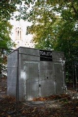 Miasto ujawniło składowe kosztów słynnej toalety publicznej w Parku Planty. Obiekt do dziś nie funkcjonuje