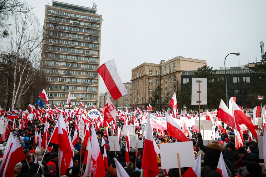 Ruszył Protest Wolnych Polaków. Tysiące ludzi przed Sejmem