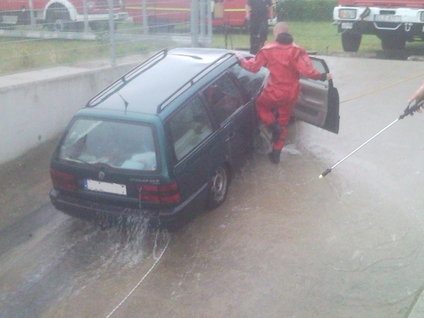 Auto wydobyte z kanału w Łebie. Kierowca ma złożyć oświadczenie 
