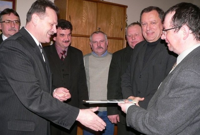 Umowa na drogę podpisana - dokumenty wymienili starosta buski Jerzy Kolarz (z lewej) i Wiesław Ruchomski, wiceprezes firmy Fart.