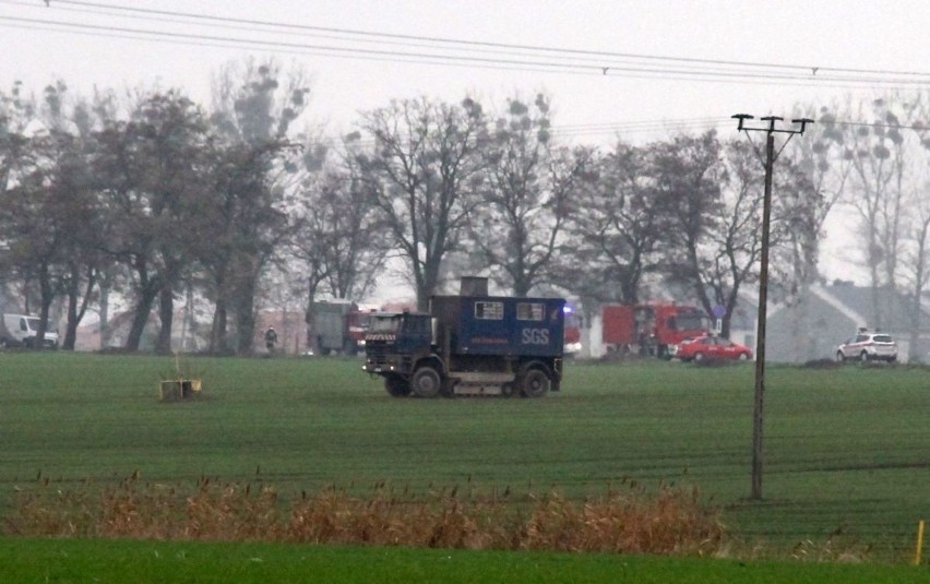 Gaz ulatnia się z rurociągu na polu pod Kiełczowem....