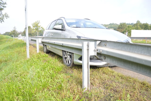 Kolizja na DK94 w Łapczycy, kierowca chciał uniknąć zderzenia z psem, wjechał w bariery i trafił do szpitala, 21.09.2021