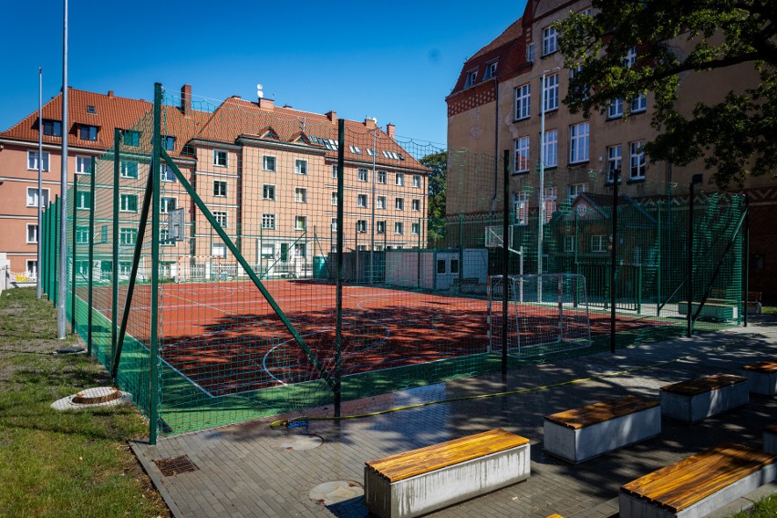 Uczniowie liceum przy ulicy Jagiellońskiej w Szczecinie proszą miasto o posadzenie drzew przy nowym boisku