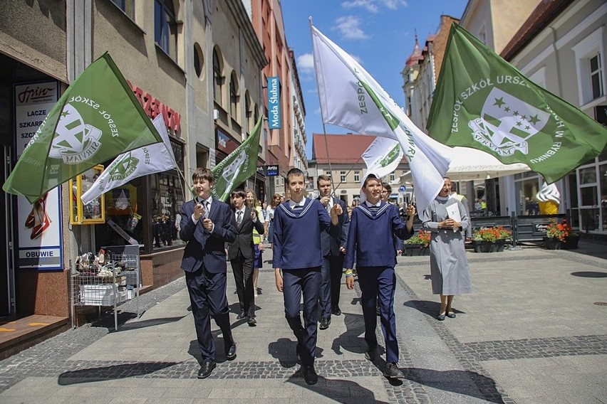 Uczestnicy obchodów stulecia Urszulanek w Rybniku przeszli...