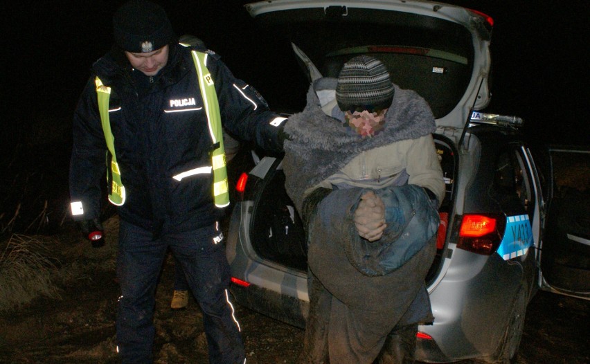 Myszyniec. Pościg za kierowcą mazdy. Rzucił się na policjantów ze śrubokrętem, padły strzały [ZDJĘCIA+WIDEO]