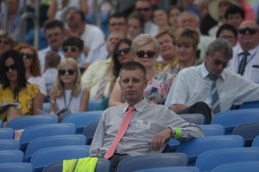 Kongres Świadków Jehowy na Stadionie Śląskim. Dzień 1. Wierni w Chorzowie przez trzy dni będą brać udział w spotkaniach ZDJĘCIA