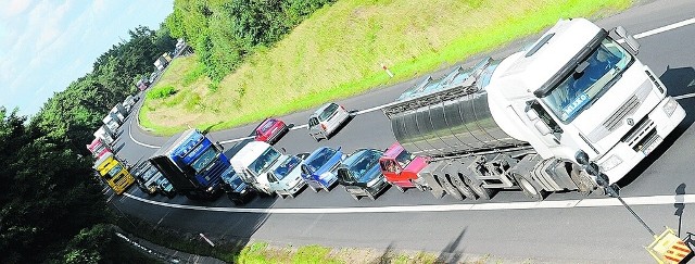 Dziś "trójka" ma mnóstwo wąskich gardeł. Wystarczy kolizja lub drobne remonty, aby powstawały wielokilometrowe korki. Kiedy będzie lepiej? Już niedługo. Ostatni jej odcinek będzie jak nowy w 2017 roku