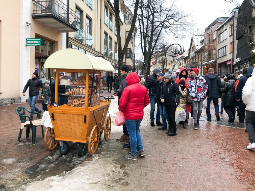 Sylwester w Zakopanem. Miasto pęka już w szwach. Tłumy ludzi, korki, znów brakuje wody 