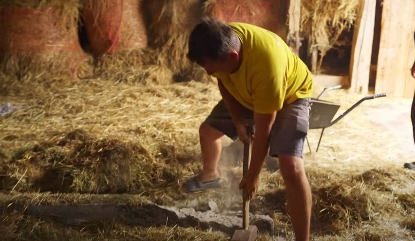 Andrzej pracuje przy likwidowaniu fundamentu w stodole