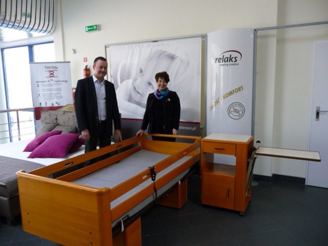 Małgorzata Kaczmarek i Arkadiusz Chamier Cieminski przy jednym z łóżek podarowanym przez przyjaciół z Niemiec