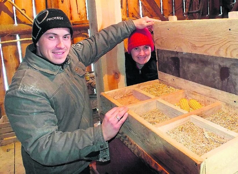 Skrzynia z ziarnami. - Dzieciom, zwłaszcza z miasta, coraz...