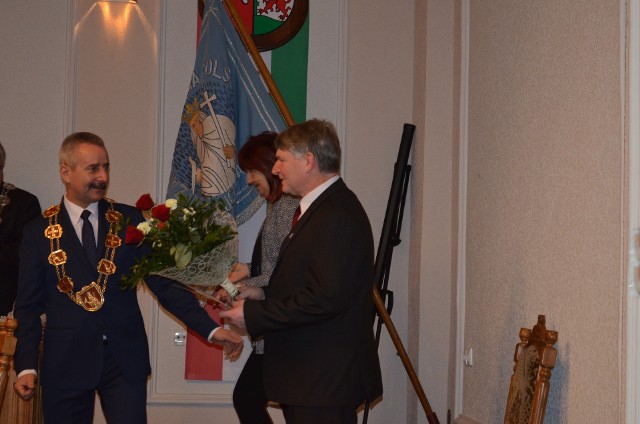 Burmistrz wręczył radnemu i dyrektorowi ZSLiA Ireneuszowi Wesołowskiemu (z prawej) kwiaty i list gratulacyjny.