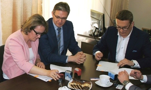 Umowę w sprawie zakupu samochodu dla jednostki strażackiej podpisał burmistrz Nowego Korczyna Paweł Zagaja (z prawej), w asyście skarbnika Joanny Parlak i radnego wojewódzkiego Adama Jarubasa.