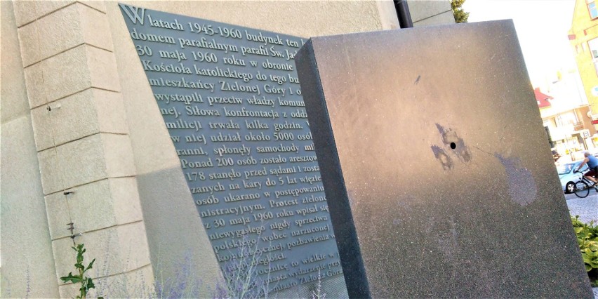 Pomnik Wydarzeń Zielonogórskich 1960 przy Filharmonii...