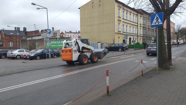 Trwa pozimowe uzupełnianie ubytków w drogach w kolejnych rejonach Chełmna