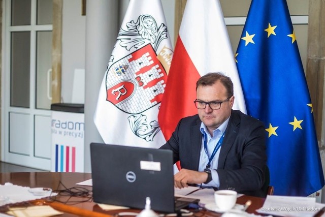 Radosław Witkowski podczas telekonferencji z udziałem premiera.