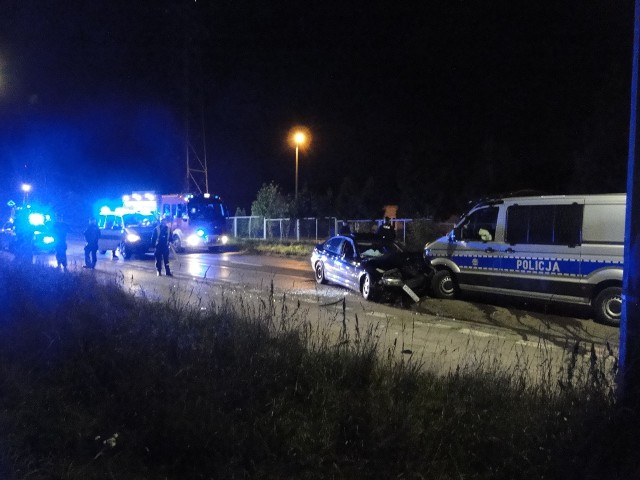 Rajd pijanego kierowcy BMW ulicami Radomia zakończyło czołowe zderzenie z radiowozem na ulicy Suchej. Więcej na kolejnych zdjęciach.
