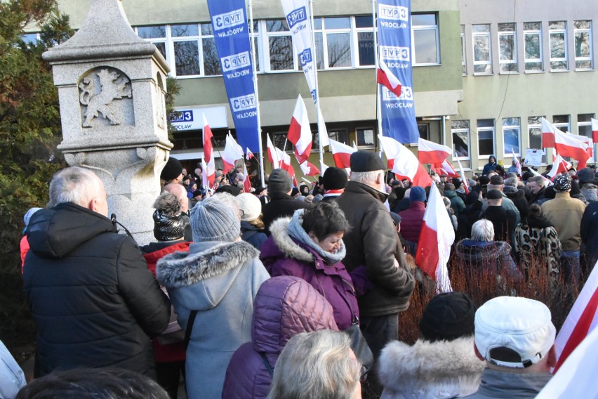 Demonstracja pod wrocławską siedzibą TVP.