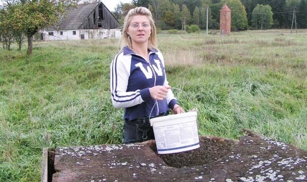 Anna Wasiniewska: &#8211; Mam już dość ciągłego chodzenia z wiadrami do studni, która wysycha. Niech nam ktoś pomoże!