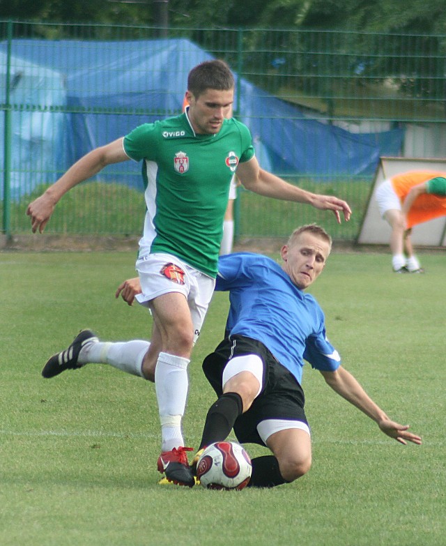 Paweł Tarnowski (z piłką) został powołany do reprezentacji Mazowsza na mecz z Łodzią. W meczu z UKS SMS Łódź, grał w dwóch innych butach. 