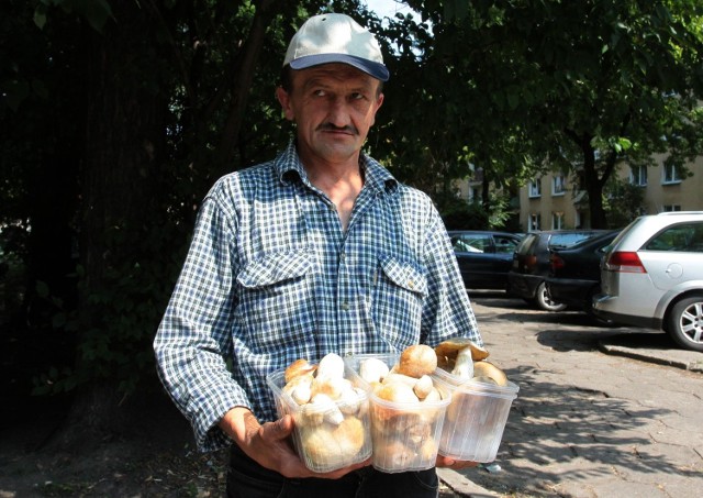 Grzegorz Piechota zbierał piękne borowiki w okolicy Jedlni Letnisko. Sprzedawał je w poniedziałek na targowisku na ulicy Struga w cenie od 15 do 18 złotych za jeden pojemnik.