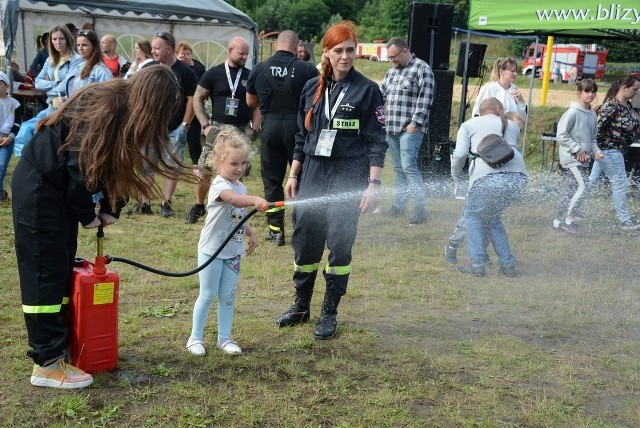 Podczas festynu w Bliżynie każdy mógł spróbować swoich sił jako strażak.