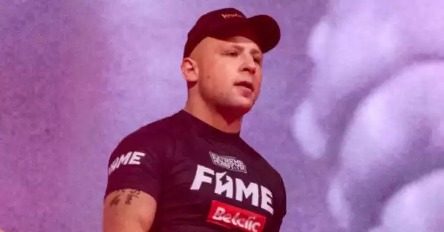 Śmierć Mateusza Murańskiego, 29-letniego aktora i gwiazdora freak fightów, wstrząsnęła Polska. Od środy wszyscy zastanawiali się nad przyczyną jego śmierci i wygląda na to, że właśnie ją poznaliśmy. Prokuratura poinformowała o wstępnych wynikach sekcji zwłok.