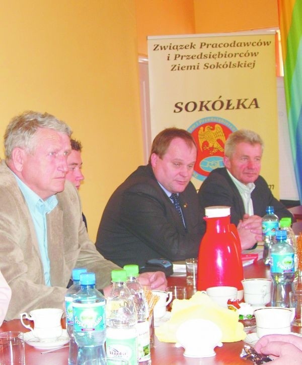 Wice marszałek Mieczysław Baszko (drugi z prawej) zapowiedział, że z przedsiębiorcami będzie spotykać się regularnie.