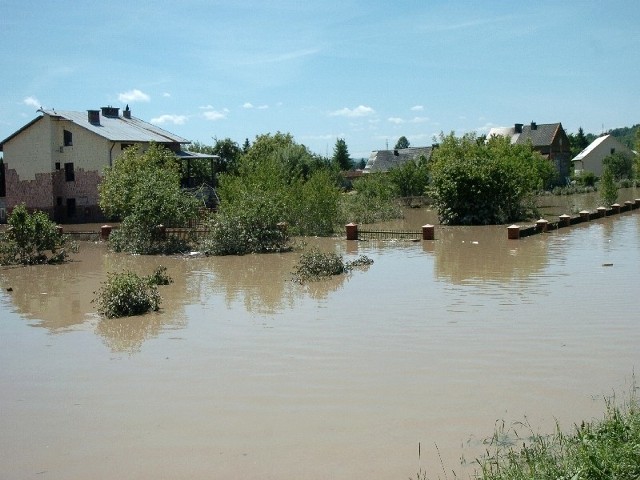 Rolnicy będą mogli składać wnioski o przyznanie pomocy na odbudowę gospodarstw zniszczonych przez powodzie do 15 marca 2011 r.