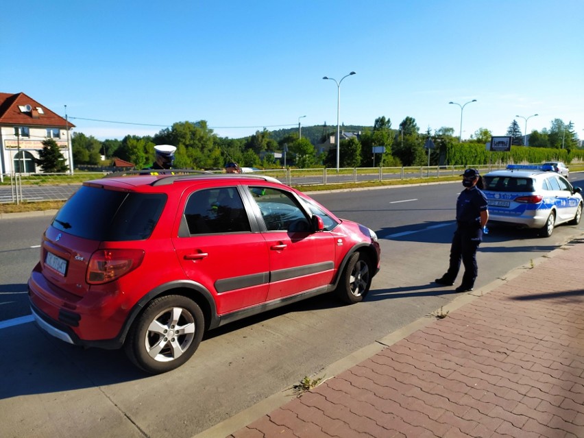  Policja z radnymi i senatorem przestrzegała kierowców na kieleckich ulicach przed jazdą po pijanemu [WIDEO, ZDJĘCIA]