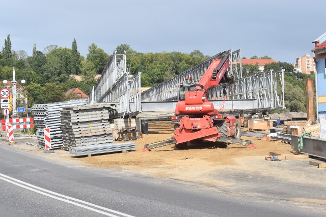 Tak obecnie wygląda budowa mostu tymczasowego na Odrze w Krośnie Odrzańskim.