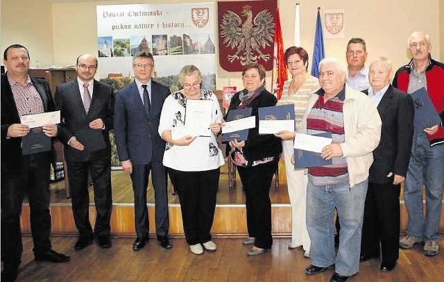 Sołtysi osobiście przyjechali odebrać czeki, które wręczano w siedzibie starostwa powiatowego w Chełmnie