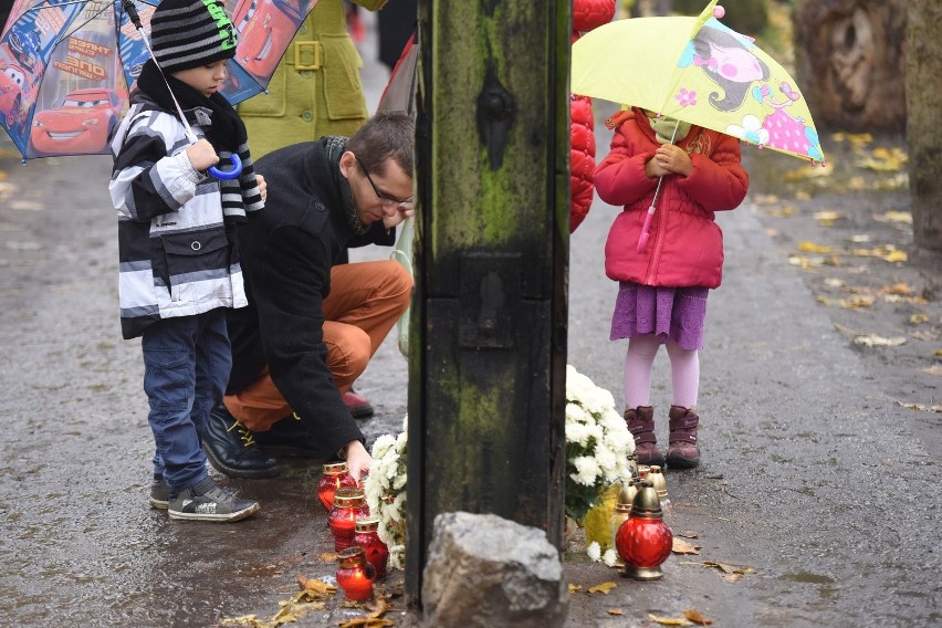 Całe rodziny wybierają się dziś na cmentarze by oddać cześć...