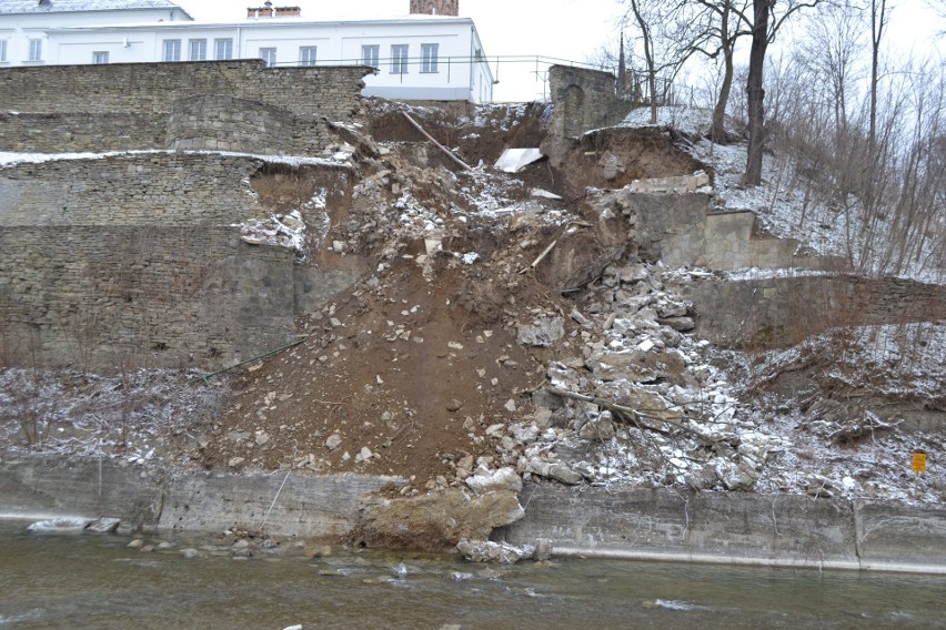 Uszkodzony mur w Grybowie. Stan na poniedziałek 23 marca