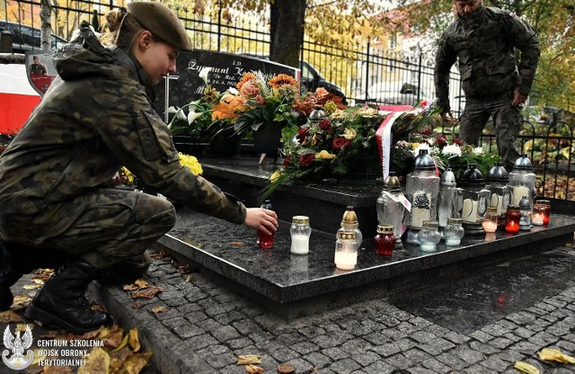Żołnierze Centrum Szkolenia WOT regularnie dbają o porządek i czystość na grobach bohaterów poległych w obronie Polski