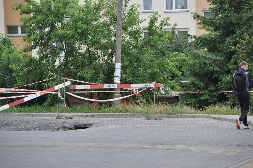 Ulewa uszkodziła kolektor obok dworca autobusowego w Szydłowcu! Zapadła się kostka brukowa