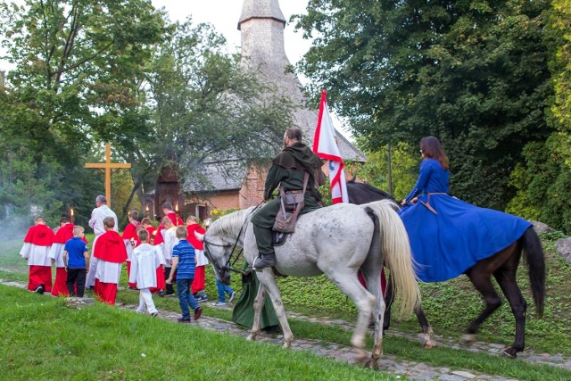 Procesja pokutno-błagalna nawiązująca do powodzi z 1497 roku przeszła w środę ulicami Darłowa.Koszalin: Pielgrzymka Rodzin na Górę Chełmską - msza święta