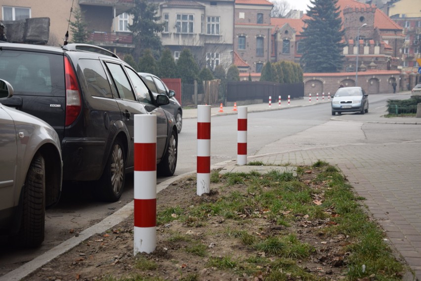 Tarnów. Miasto wypowiada wojnę parkowaniu na dziko i ustawia przy ulicach metalowe słupki 