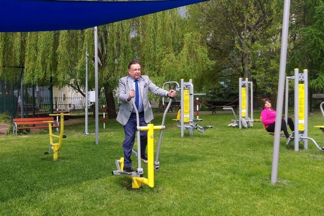 Adam Struzik na siłowni plenerowej przy I Liceum Ogólnokształcącym w Kozienicach.