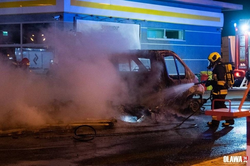 Pożar samochodu dostawczego na stacji paliw w Oleśnicy...