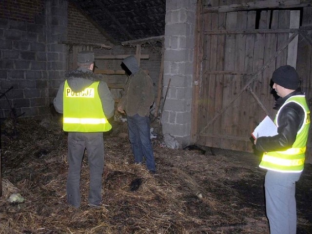 W czasie wizji lokalnej na miejscu pożaru sprawca wskazał policjantom miejsce podłożenia ognia.