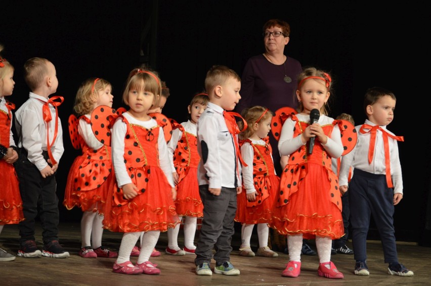 Przedszkolaki z ostrowieckiej "dziewiętnastki" wystąpiły dla babć i dziadków [ZDJĘCIA]