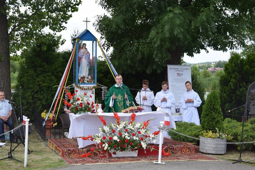 Mieszkańcy uhonorowali 11 chłopów z Masłomiącej zamordowanych w obozie Gross-Rosen [ZDJĘCIA]