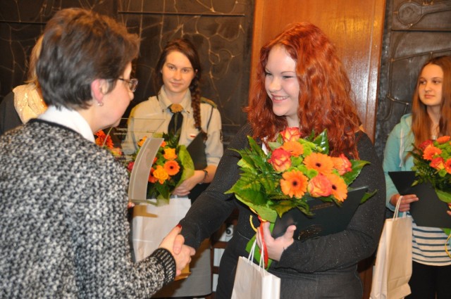 Miriam Glazer odbiera statuetkę Wolontariusza Roku z rąk Małgorzaty Bały, wiceprzewodniczącej Rady Miasta z kapituły konkursu. Kapitułę tworzą ponadto pedagog, ksiądz, dziennikarz i społecznik 
