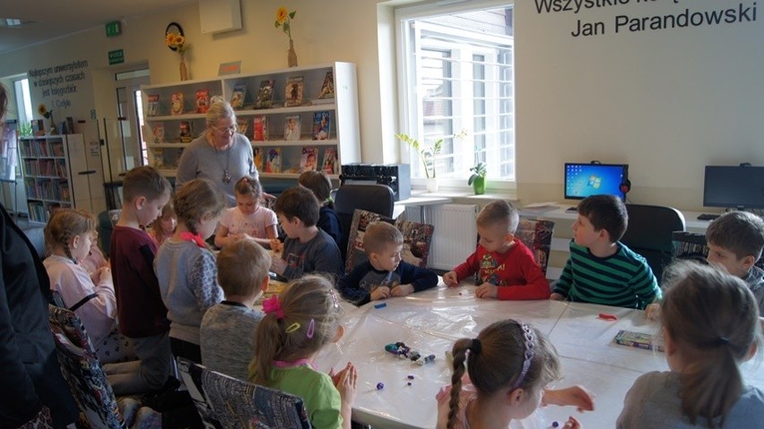 Wspólne czytanie w krasocińskiej bibliotece w ramach ogólnopolskiej akcji