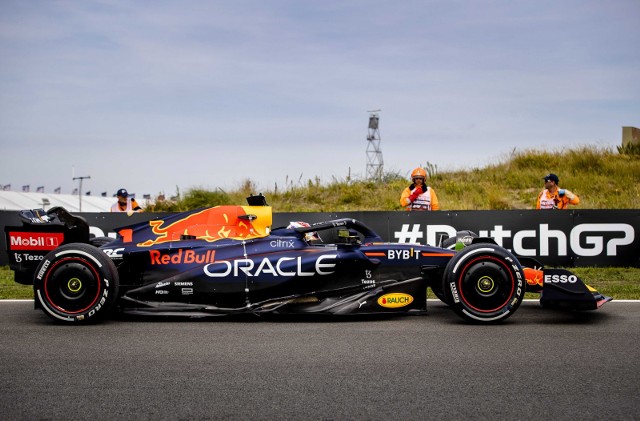 Oracle Red Bull Racing RB18 Honda prowadzone przez broniącego tytułu Holendra Maksa Verstappena w Grand Prix F1 Holandii na torze Zandvoort
