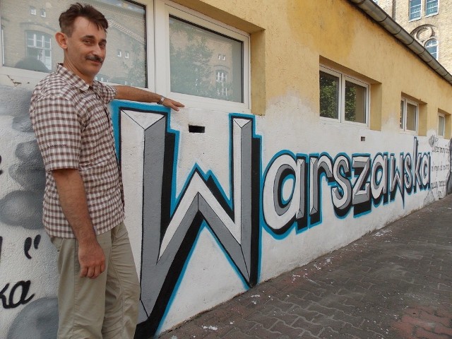Dyr. Janusz Hwozdyk prezentuje mural przy szkole. - Dzięki współpracy szkoły, ucznia i rady rodziców mamy ścianę pomalowaną tak, jak wszystkie strony ustaliły - mówi.