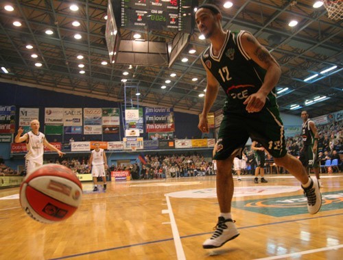 Czarni Slupsk przegrali z Turowem Zgorzelec 64: 68.